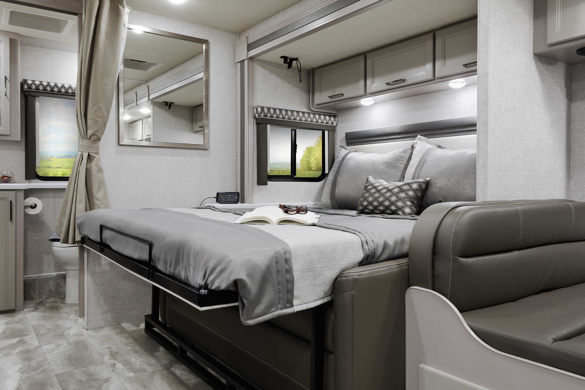 Thor Quantum Class C Motorhomes, Class C Motorhome With King Size Bed