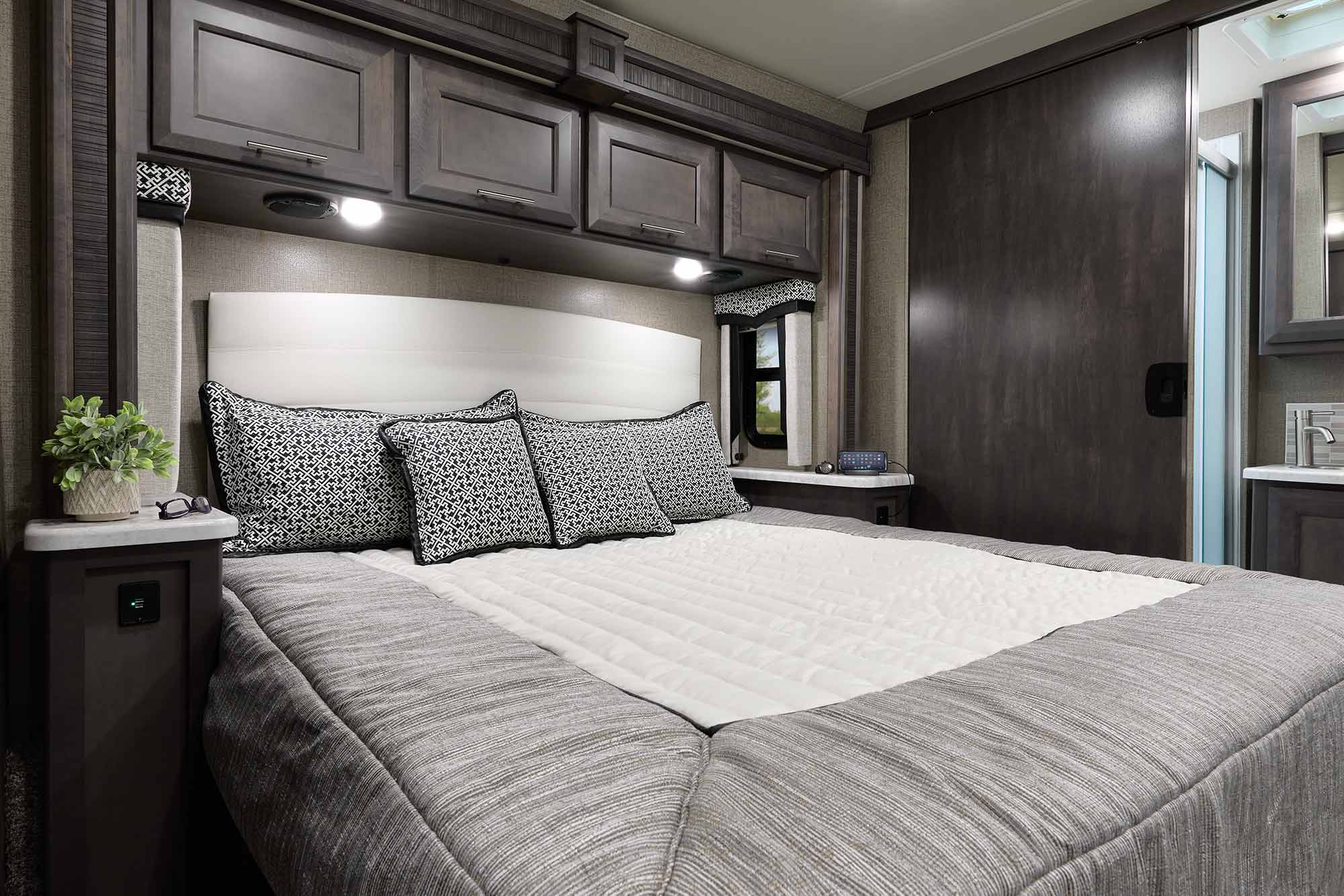 Thor Omni Super C Diesel Motorhomes